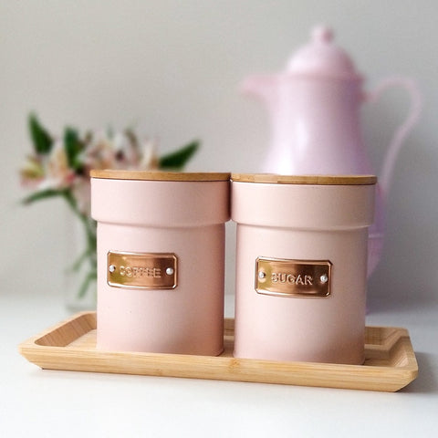 Jogo 2 Porta Condimentos 1L Açúcar e Café Latas de Metal com Tampas de Bambu Herméticas Yoi Rosa Jogo 2 Porta Condimentos 1L Açúcar e Café Latas de Metal com Tampas de Bambu Herméticas Yoi Rosa
