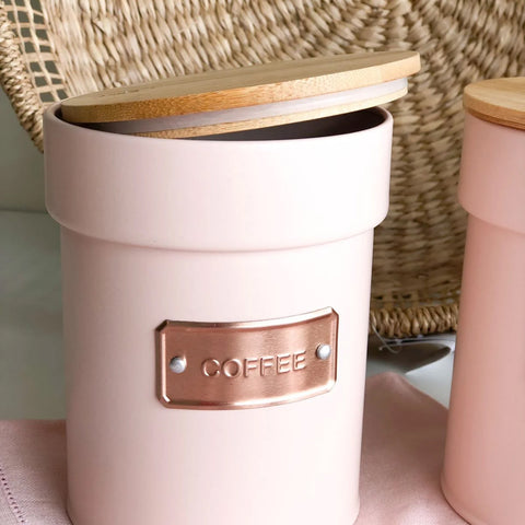 Jogo 2 Porta Condimentos 1L Açúcar e Café Latas de Metal com Tampas de Bambu Herméticas Yoi Rosa Jogo 2 Porta Condimentos 1L Açúcar e Café Latas de Metal com Tampas de Bambu Herméticas Yoi Rosa