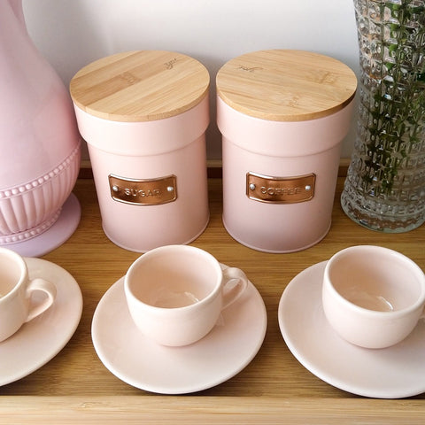 Jogo 2 Porta Condimentos 1L Açúcar e Café Latas de Metal com Tampas de Bambu Herméticas Yoi Rosa Jogo 2 Porta Condimentos 1L Açúcar e Café Latas de Metal com Tampas de Bambu Herméticas Yoi Rosa