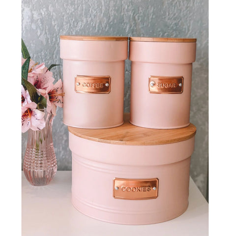 Jogo 3 Porta Condimentos Açúcar e Café 1L e Porta Biscoitos 3,50L Metal com Tampas de Bambu Yoi Rosa Jogo 3 Porta Condimentos Açúcar e Café 1L e Porta Biscoitos 3,50L Metal com Tampas de Bambu Yoi Rosa