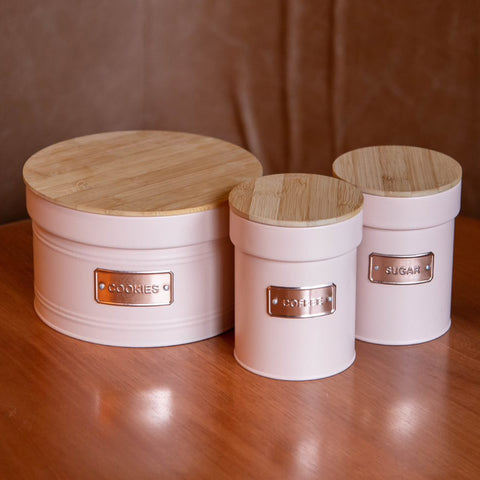Jogo 3 Porta Condimentos Açúcar e Café 1L e Porta Biscoitos 3,50L Metal com Tampas de Bambu Yoi Rosa Jogo 3 Porta Condimentos Açúcar e Café 1L e Porta Biscoitos 3,50L Metal com Tampas de Bambu Yoi Rosa