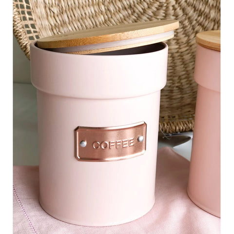 Jogo 3 Porta Condimentos Açúcar e Café 1L e Porta Biscoitos 3,50L Metal com Tampas de Bambu Yoi Rosa Jogo 3 Porta Condimentos Açúcar e Café 1L e Porta Biscoitos 3,50L Metal com Tampas de Bambu Yoi Rosa