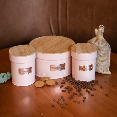 Jogo 3 Porta Condimentos Açúcar e Café 1L e Porta Biscoitos 3,50L Metal com Tampas de Bambu Yoi Rosa Jogo 3 Porta Condimentos Açúcar e Café 1L e Porta Biscoitos 3,50L Metal com Tampas de Bambu Yoi Rosa