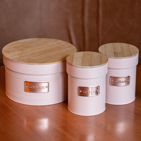 Conjunto 4 Latas Decorativas Sugar Coffee Biscuit Utensils em Metal com Tampas de Bambu Yoi Rosa Conjunto 4 Latas Decorativas Sugar Coffee Biscuit Utensils em Metal com Tampas de Bambu Yoi Rosa