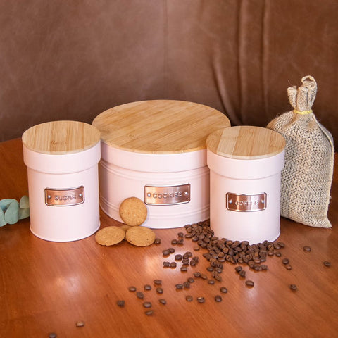 Conjunto 4 Latas Decorativas Sugar Coffee Biscuit Utensils em Metal com Tampas de Bambu Yoi Rosa Conjunto 4 Latas Decorativas Sugar Coffee Biscuit Utensils em Metal com Tampas de Bambu Yoi Rosa