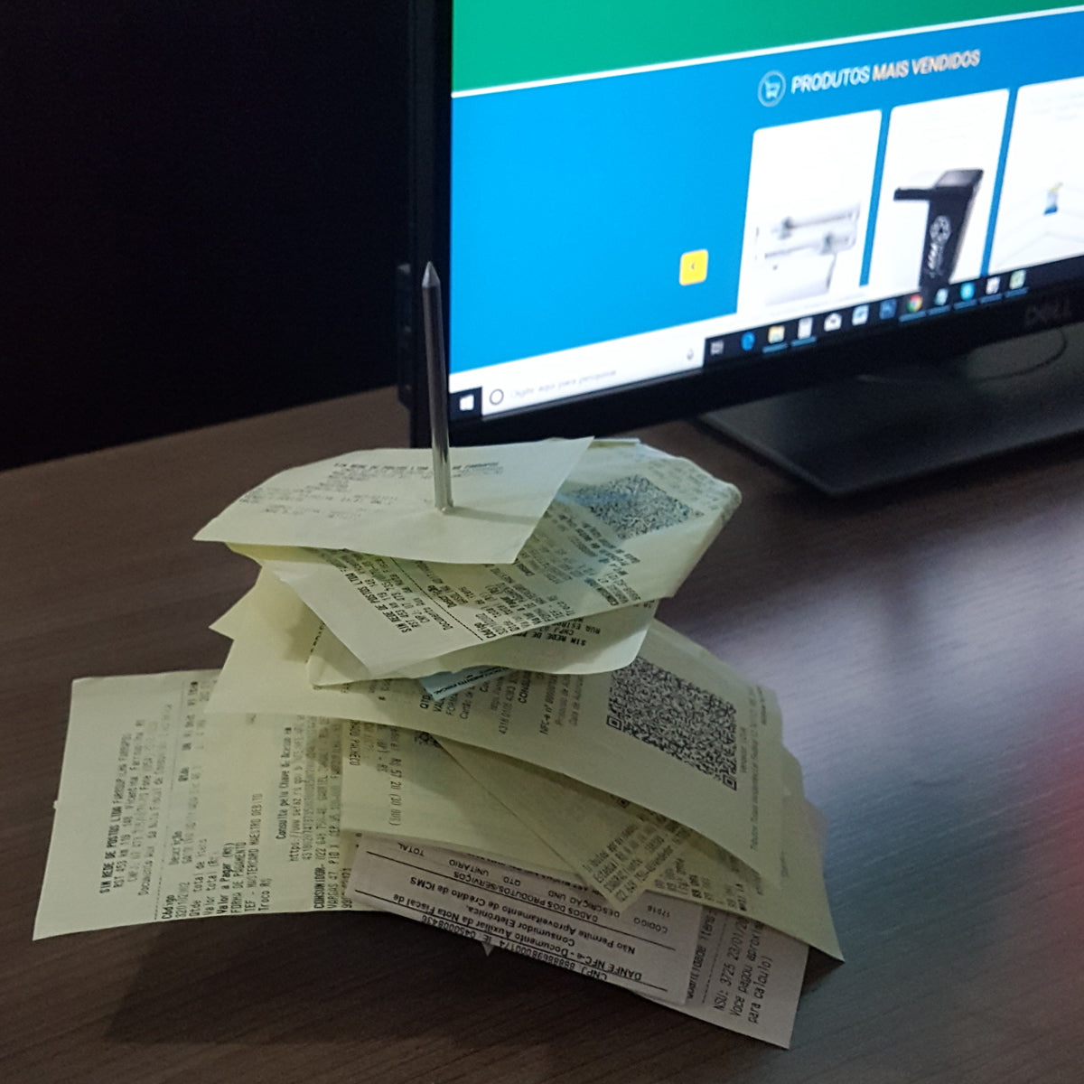 333-organizador-de-bancada-suporte-para-notas.jpg 333-organizador-de-bancada-suporte-para-notas.jpg