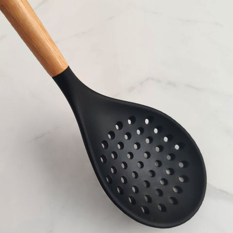 Escumadeira De Silicone Preto Com Cabo De Bambu Utensílio De Cozinha Escumadeira Perfurada Yoi Escumadeira De Silicone Preto Com Cabo De Bambu Utensílio De Cozinha Escumadeira Perfurada Yoi