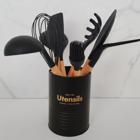 Jogo 8 Talheres De Silicone Com Cabos Em Bambu E 1 Lata Porta Utensílios De Cozinha Preto Yoi Jogo 8 Talheres De Silicone Com Cabos Em Bambu E 1 Lata Porta Utensílios De Cozinha Preto Yoi