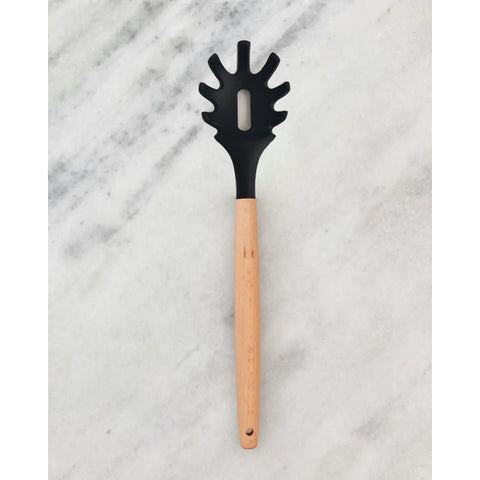 Pegador De Massa De Silicone Preto Com Cabo De Bambu Utensílio De Cozinha Pegador Concha Yoi Pegador De Massa De Silicone Preto Com Cabo De Bambu Utensílio De Cozinha Pegador Concha Yoi
