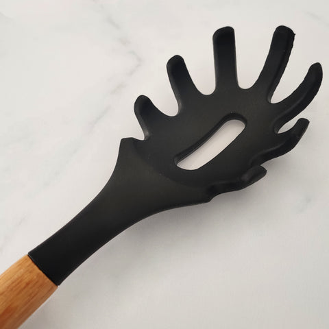 Pegador De Massa De Silicone Preto Com Cabo De Bambu Utensílio De Cozinha Pegador Concha Yoi Pegador De Massa De Silicone Preto Com Cabo De Bambu Utensílio De Cozinha Pegador Concha Yoi