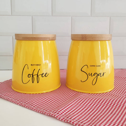 Kit 2 Latas Coffee e Sugar 800ml Potes para Açúcar e Café em Aço e Bambu Sunshine Yoi Mostarda Kit 2 Latas Coffee e Sugar 800ml Potes para Açúcar e Café em Aço e Bambu Sunshine Yoi Mostarda