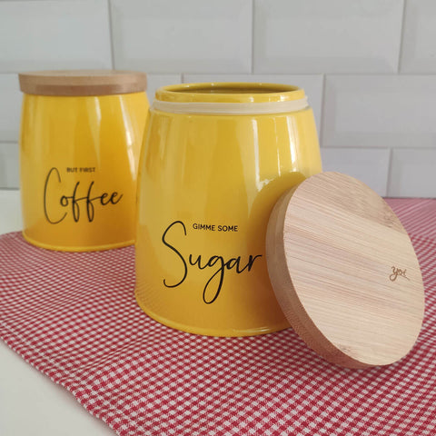 Kit 2 Latas Coffee e Sugar 800ml Potes para Açúcar e Café em Aço e Bambu Sunshine Yoi Mostarda Kit 2 Latas Coffee e Sugar 800ml Potes para Açúcar e Café em Aço e Bambu Sunshine Yoi Mostarda