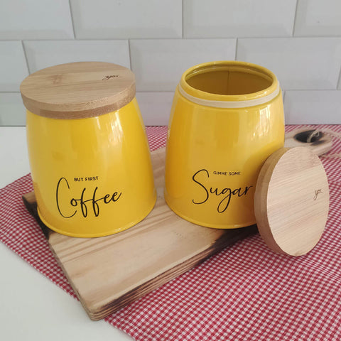 Kit 2 Latas Coffee e Sugar 800ml Potes para Açúcar e Café em Aço e Bambu Sunshine Yoi Mostarda Kit 2 Latas Coffee e Sugar 800ml Potes para Açúcar e Café em Aço e Bambu Sunshine Yoi Mostarda