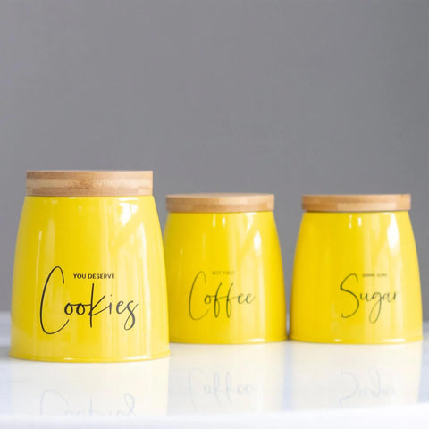 Kit 3 Latas Coffee Sugar e Cookies Sunshine Yoi Potes para Biscoitos Açúcar e Café em Aço e Bambu Mostarda Kit 3 Latas Coffee Sugar e Cookies Sunshine Yoi Potes para Biscoitos Açúcar e Café em Aço e Bambu Mostarda