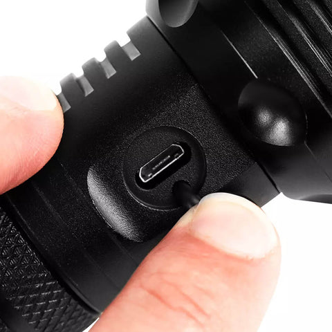 Lanterna Tática de Longo Alcance Solaris Resistente à Água com Bateria USB Invictus Preta