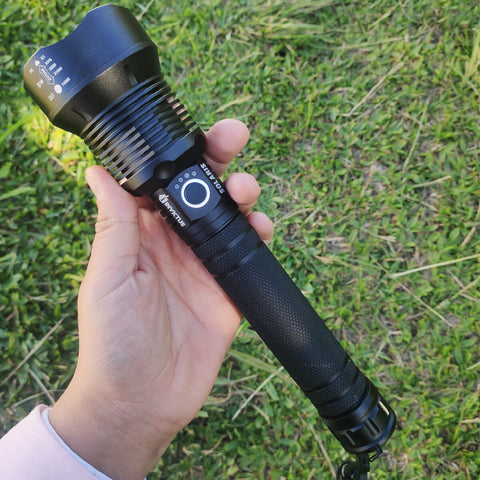 Lanterna Tática de Longo Alcance Solaris Resistente à Água com Bateria USB Invictus Preta