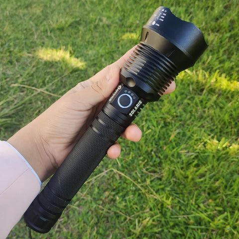 Lanterna Tática de Longo Alcance Solaris Resistente à Água com Bateria USB Invictus Preta