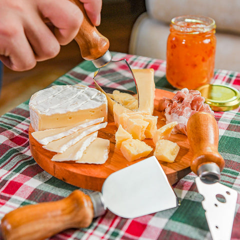 Jogo para Queijo 4 Peças Domama Tábua de Corte em Madeira e Facas para Queijo em Aço Inox