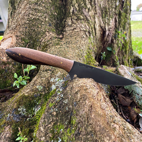 Faca Hunter 4” Aço Carbono 5160 Full Tang Fosfatizada Cabo Madeira Imbuia e Bainha de Couro