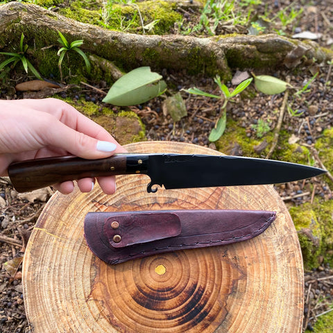 Faca Chef Artesanal 6" Aço Carbono 5160 Fosfatizada com Cabo de Madeira Imbuia e Bainha de Couro