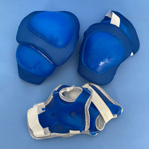 Kit de Proteção Infantil Capacete Cotoveleiras Munhequeiras e Joelheiras Zippy Toys Azul