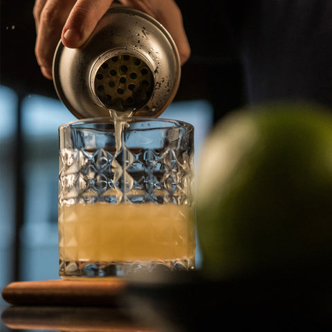 Conjunto Caipirinha 4 Peças Utily Tábua de Madeira Coqueteleira 500ml Socador e Faca Branca