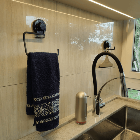 Gancho com Ventosa Preto Duplo Cabide Multiuso para Roupas Faciliti Schmitt