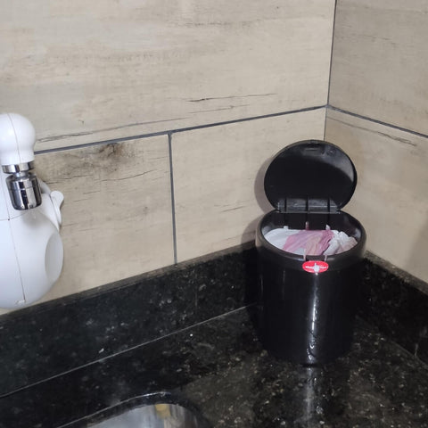 Lixeira Preta com Tampa Click para Banheiro Cozinha Pia Plástica 3 litros