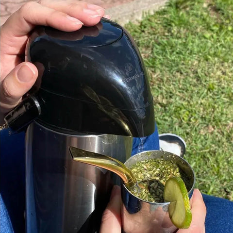 Bomba de Chimarrão 19cm Bojo Pera Mil Furos Bocal Dourado Mate Tererê