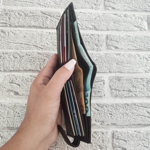 Carteira de Couro Masculina Com Botão e Divisória Porta 8 Cartões Chicago Marrom Tonin